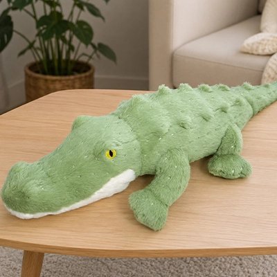 peluche crocodile vert table
