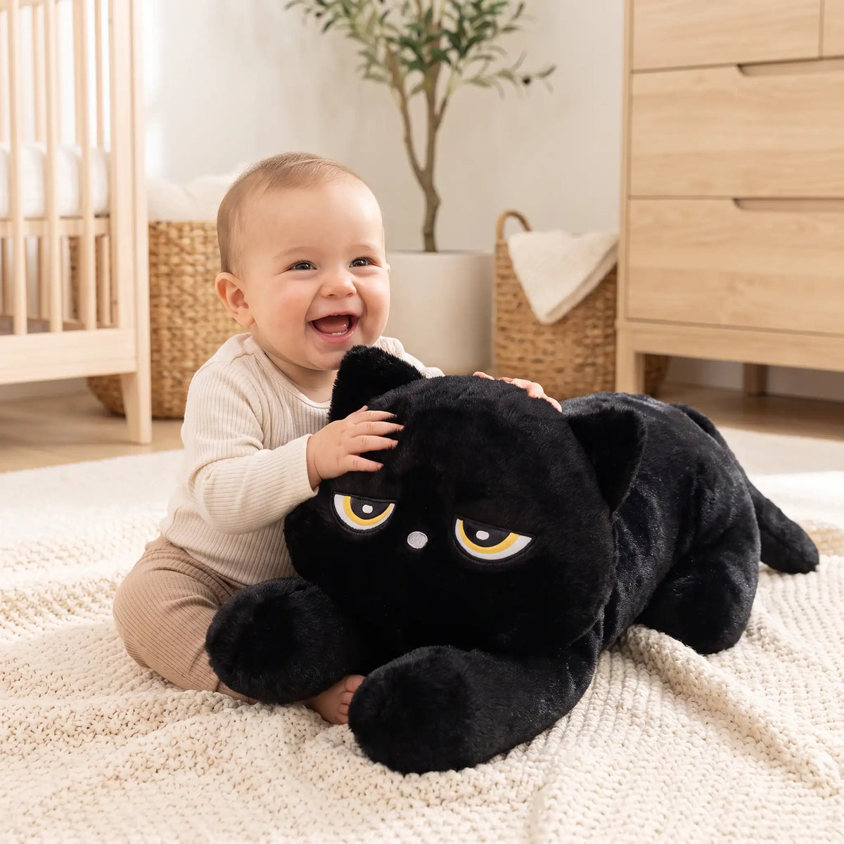 peluche noir chat bebe joue assis