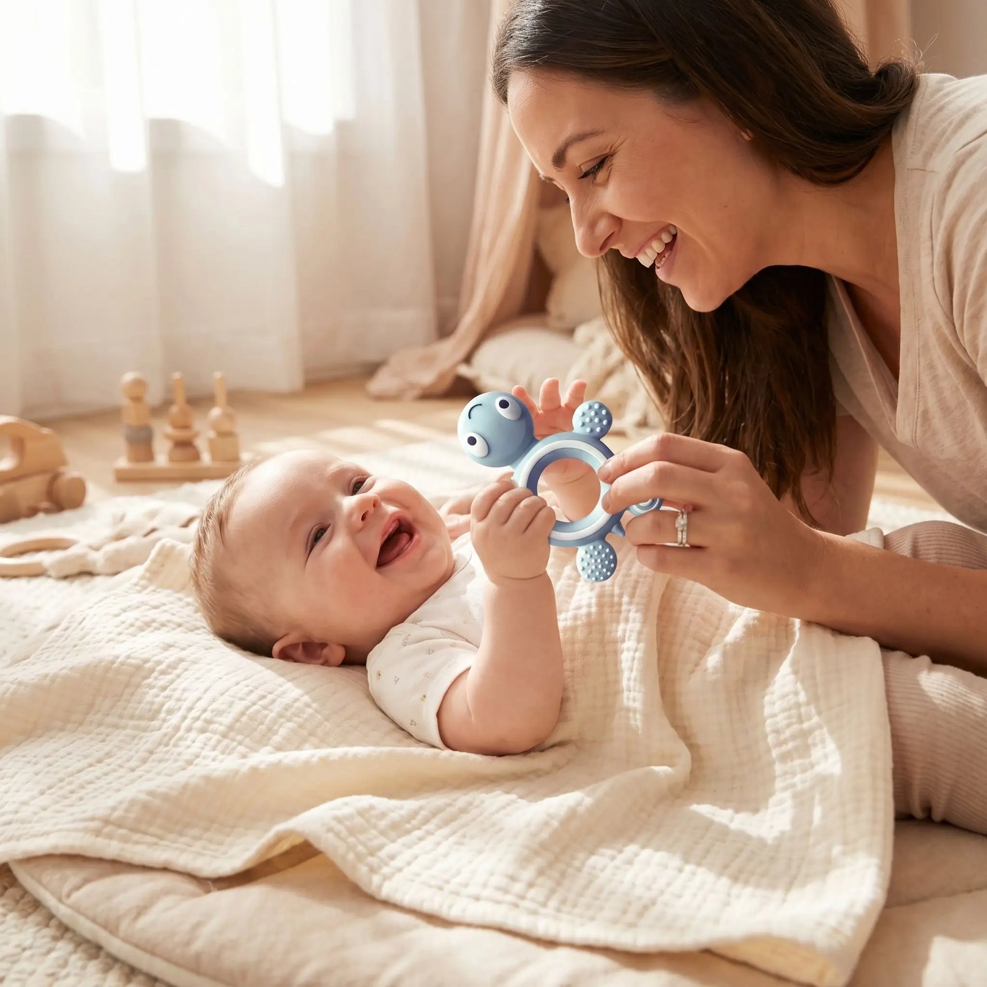 anneau de dentition bleu maman main