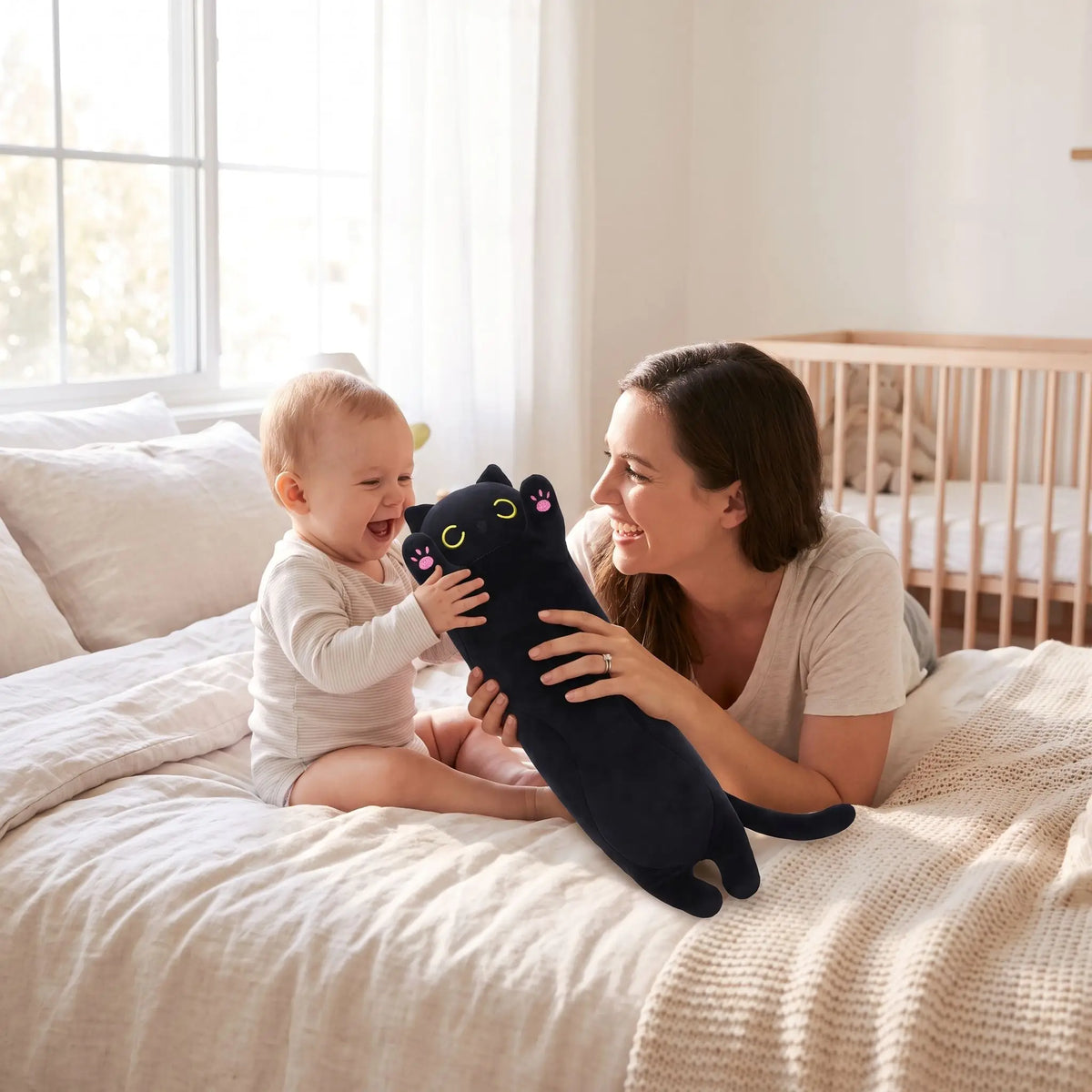 chat noir peluche doudou maman joue bebe lit noir