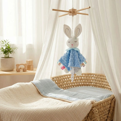 doudou lapin bleu suspendu