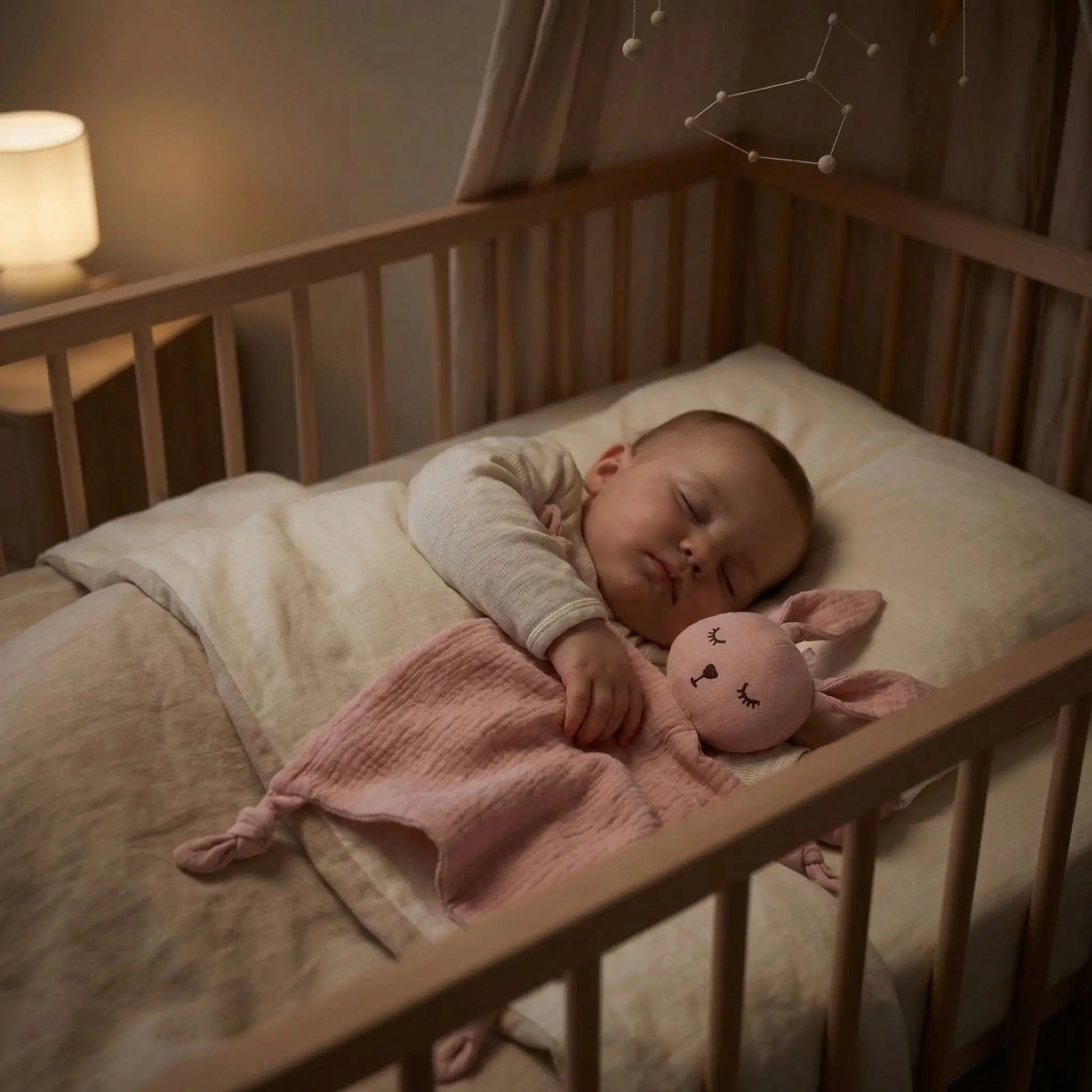 doudou lapin rose etendu