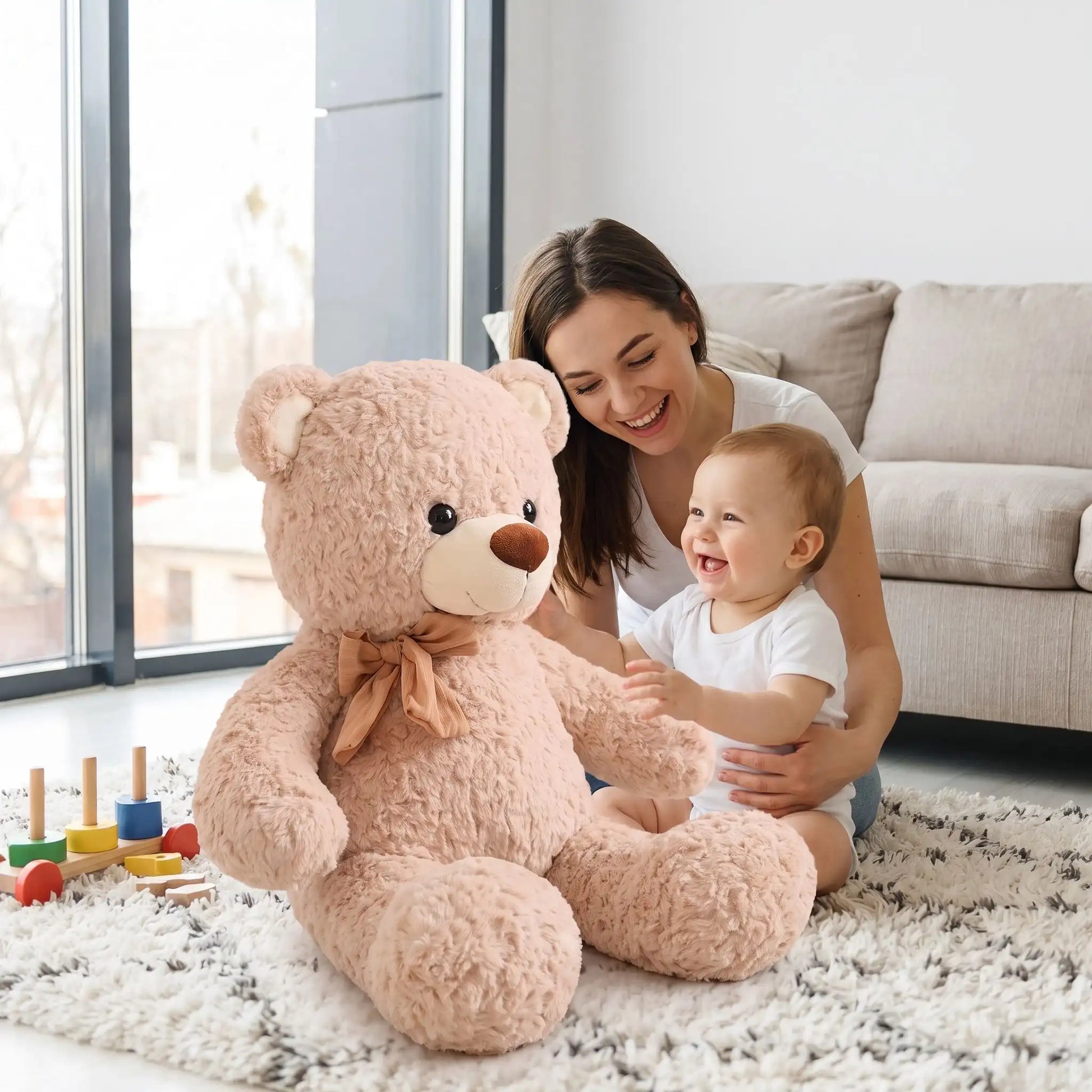 jouet petit ours brun maman joue bebe beige