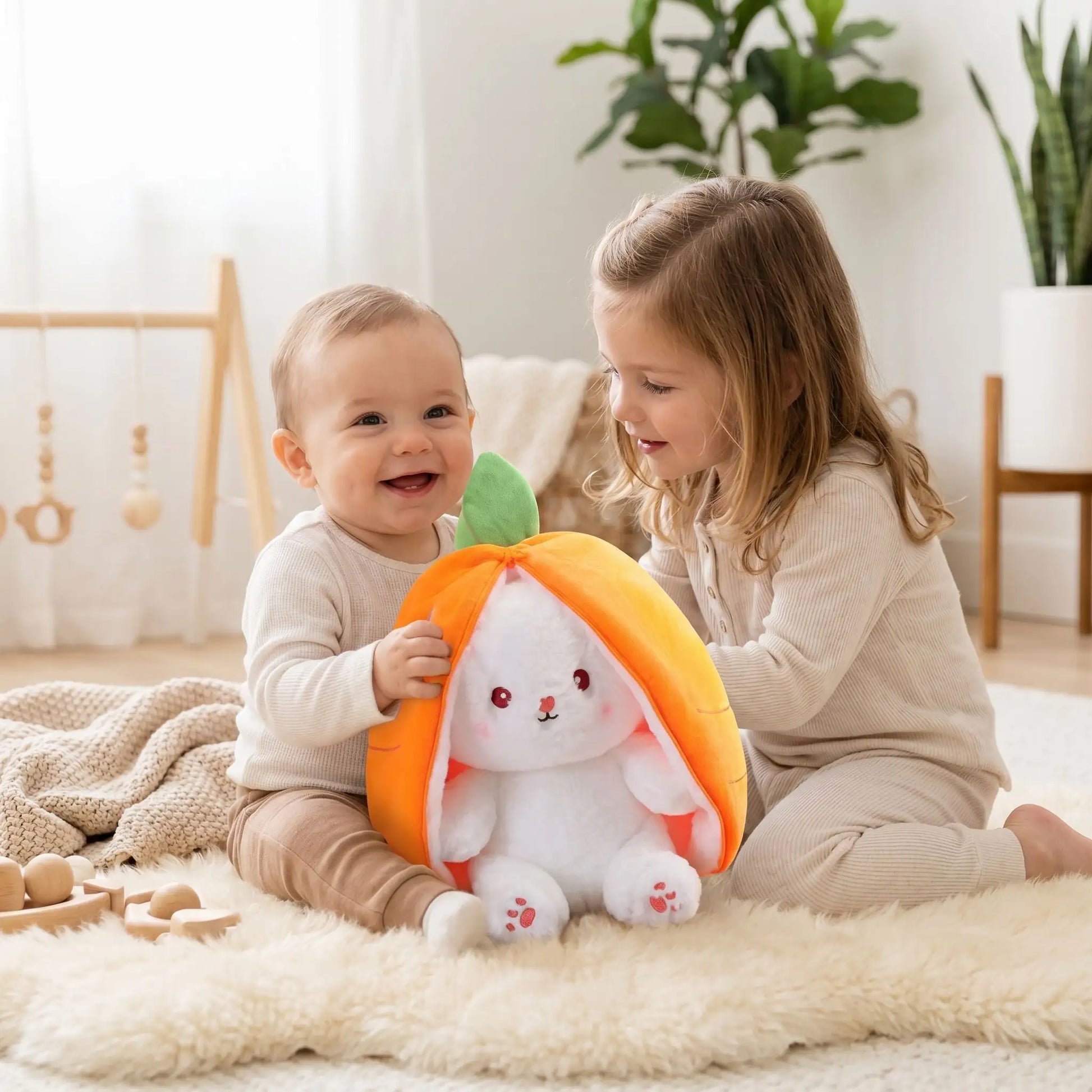 lapin en peluche soeur joue bebe orange