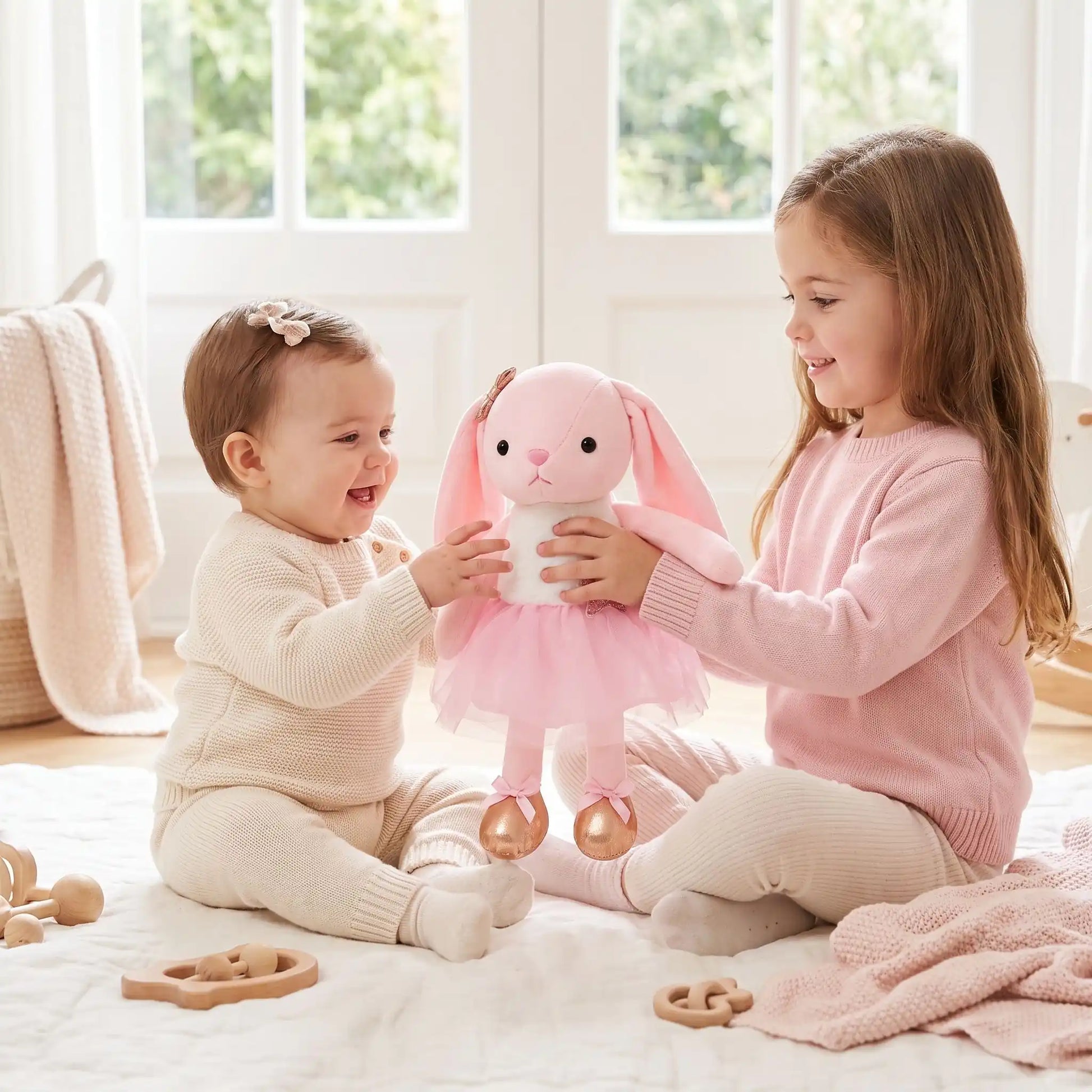 lapin peluche soeur joue bebe rose
