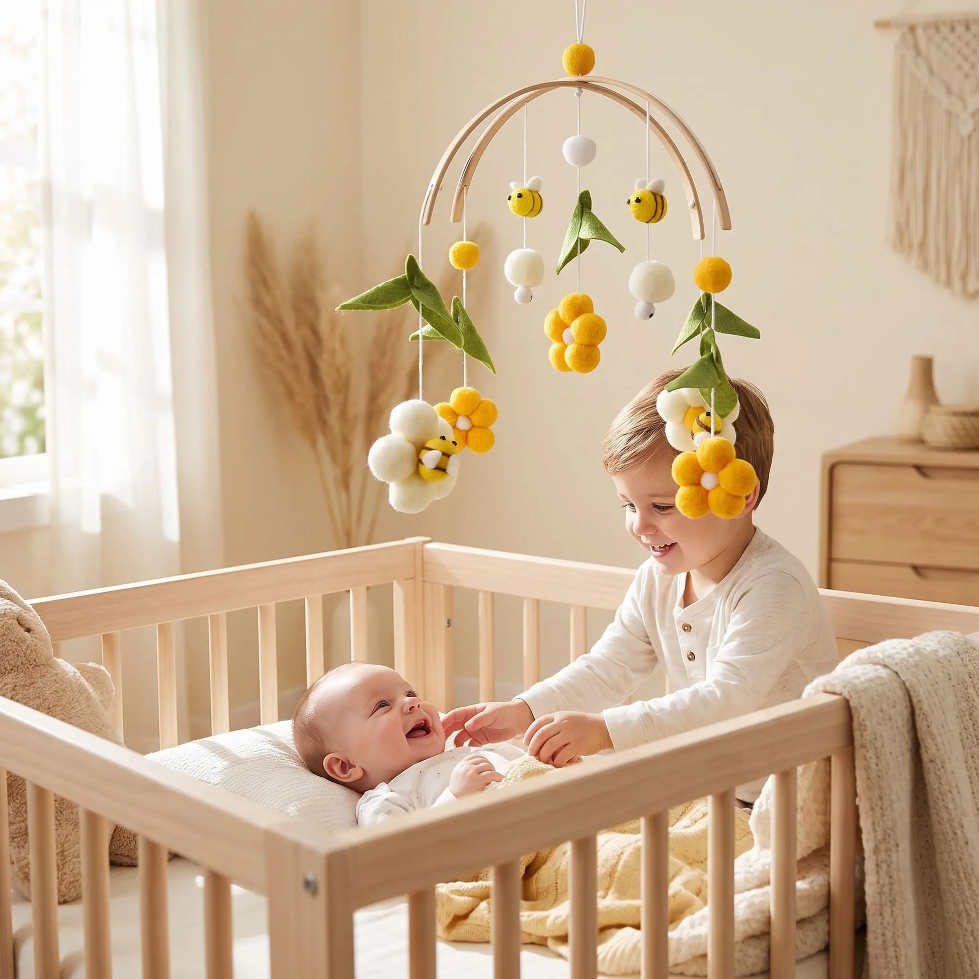 mobile pour lit bebe frere joue bebe berceau jaune