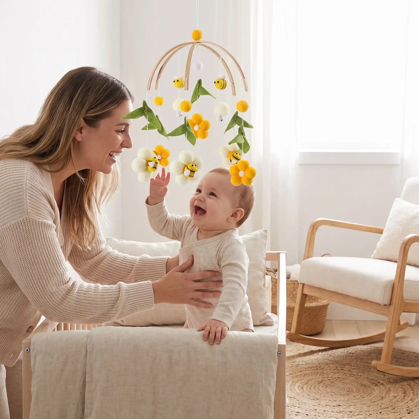 mobile pour lit bebe maman joue bebe jaune