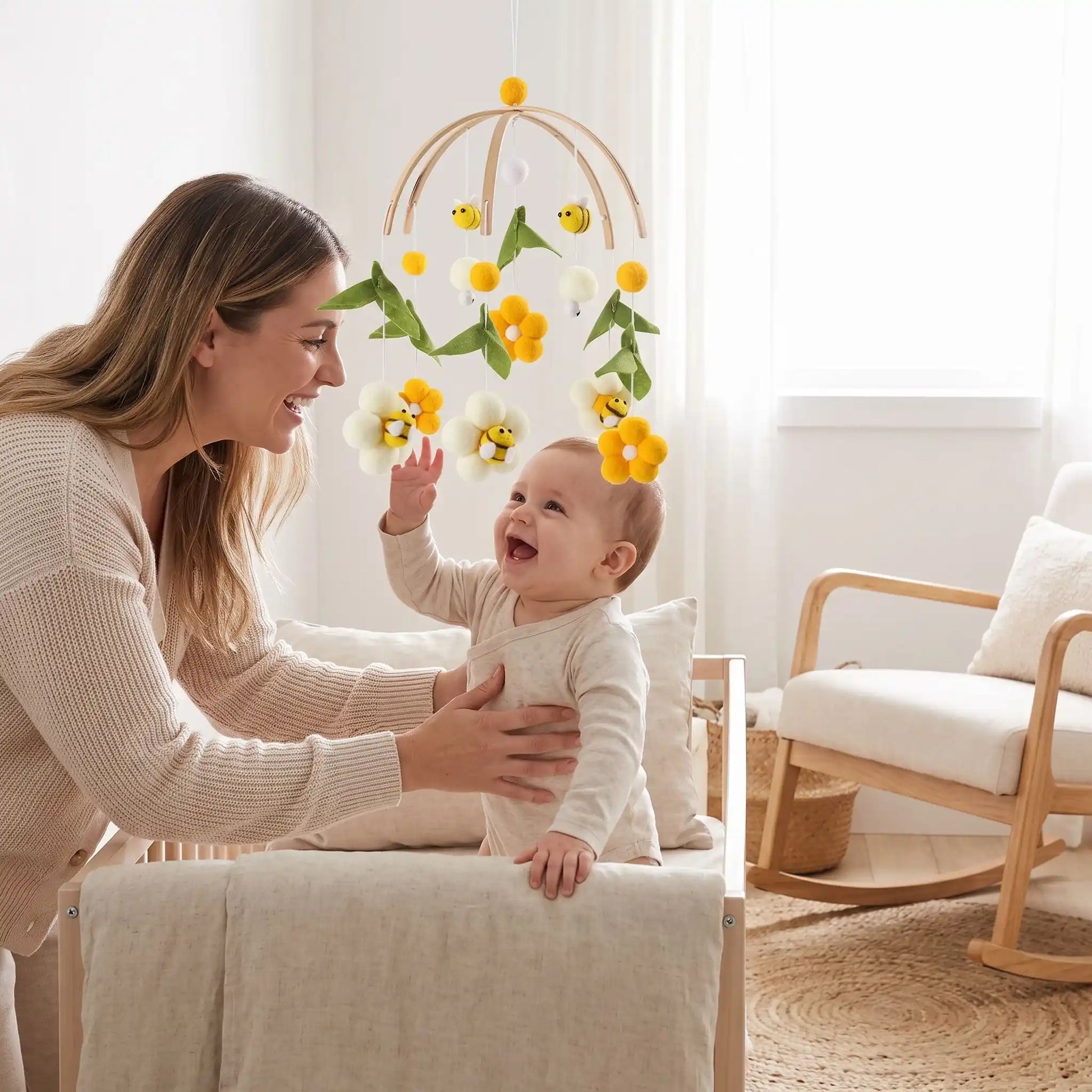 mobile pour lit bebe maman joue bebe jaune
