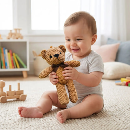 ours peluche kaki bebe joue assis