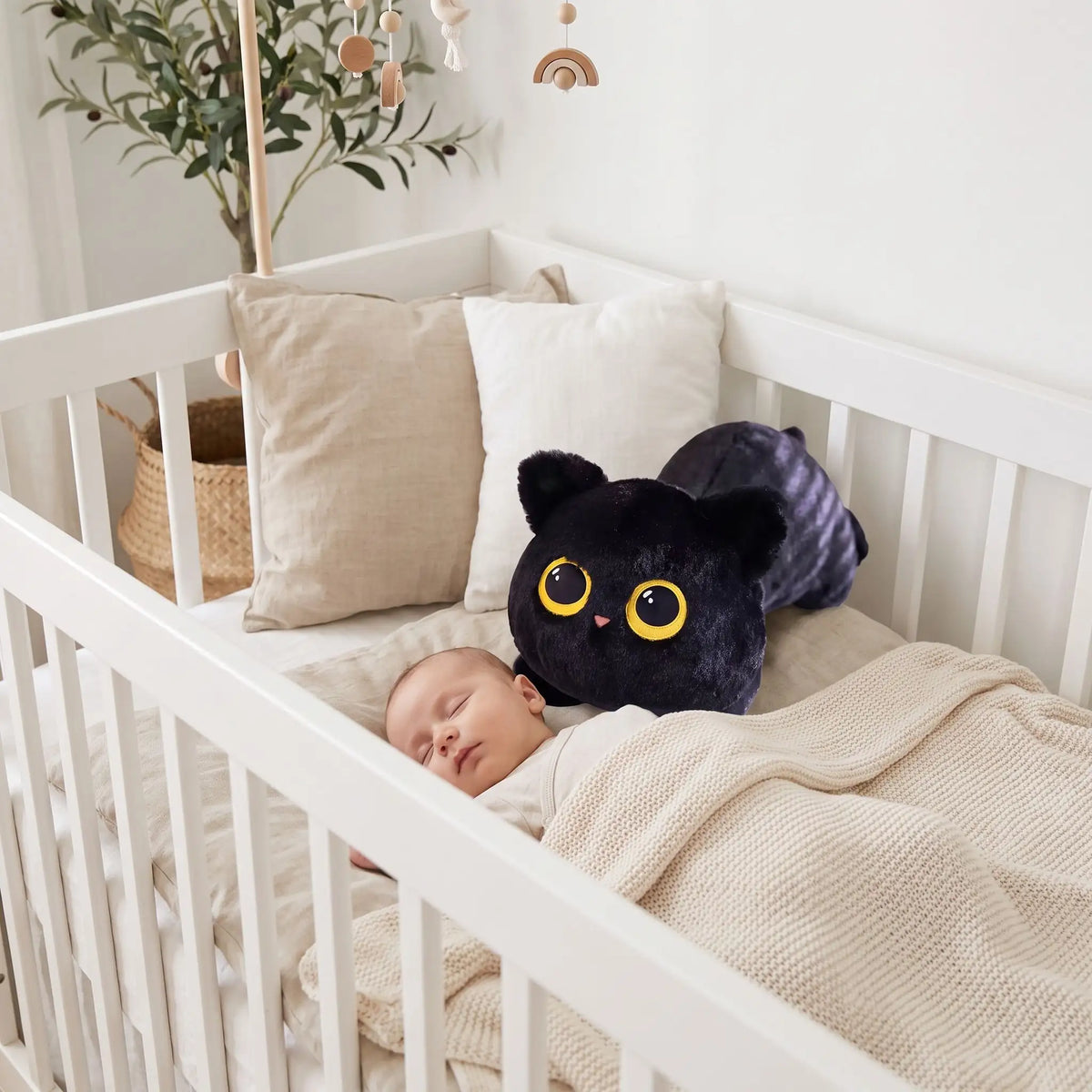 peluche chat noir kawaii bebe dort berceau noir