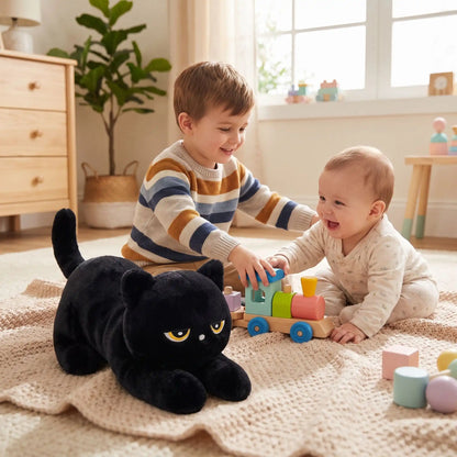 peluche noir chat frere joue bebe