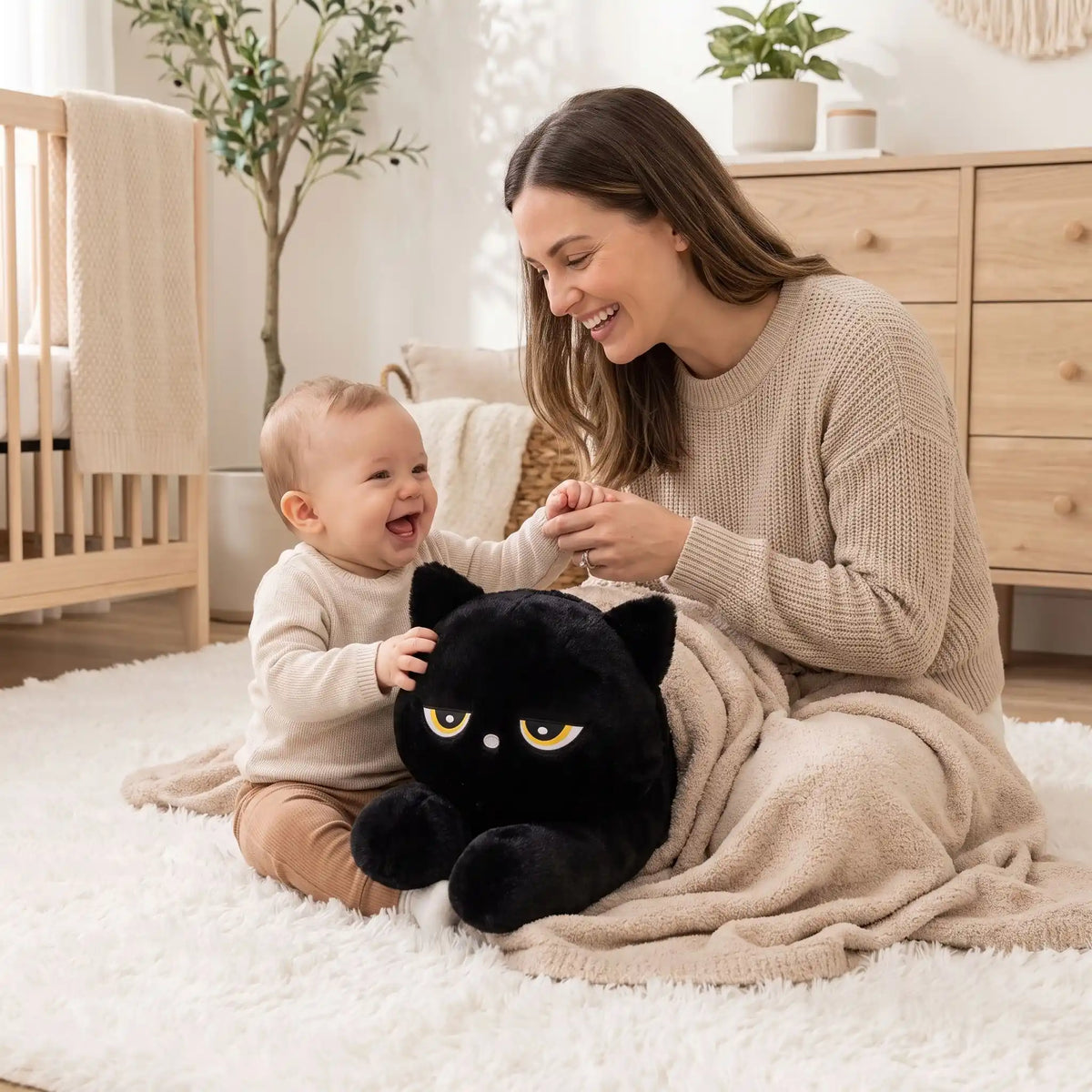 peluche noir chat maman joue bebe