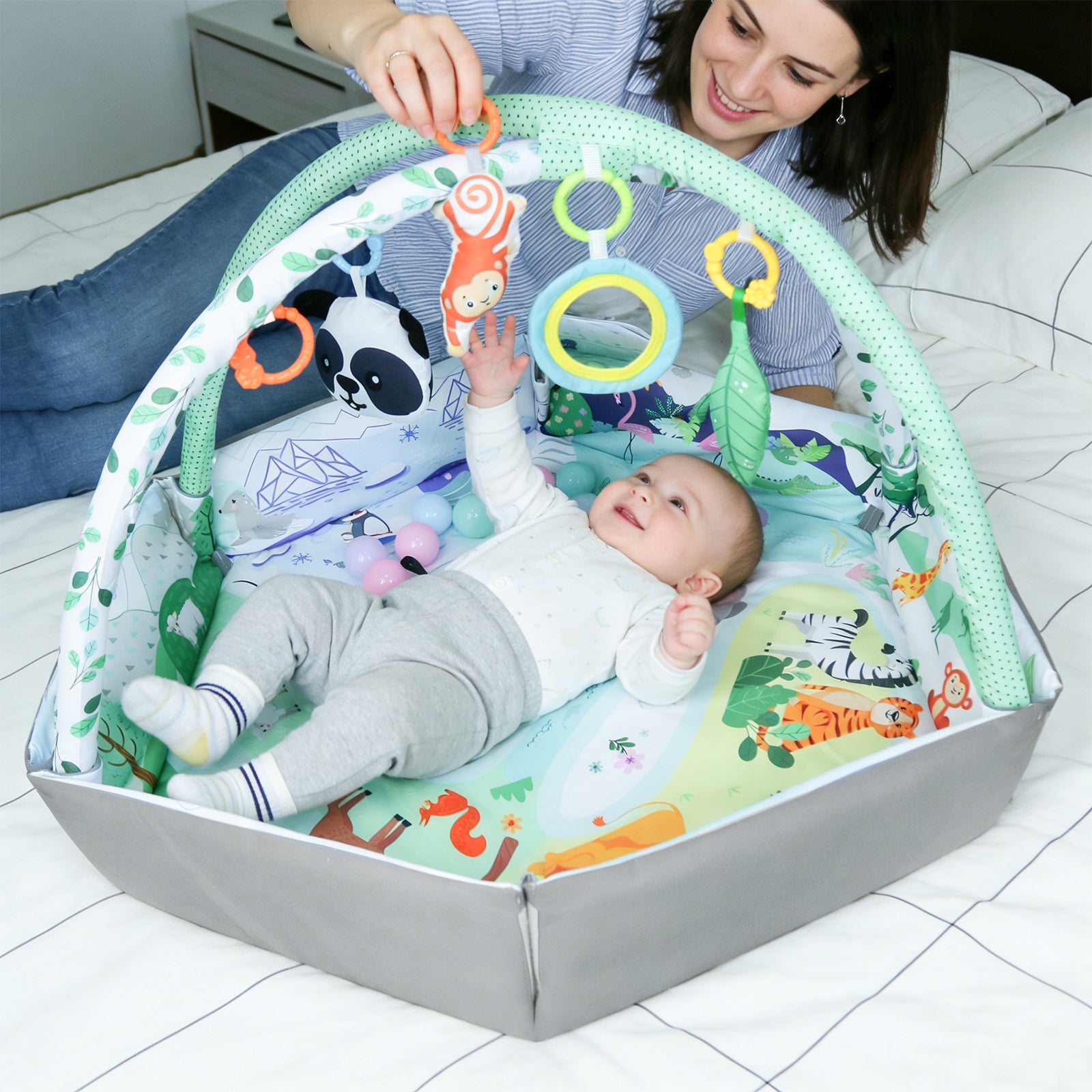 tapis deveil bebe maman joue hochet