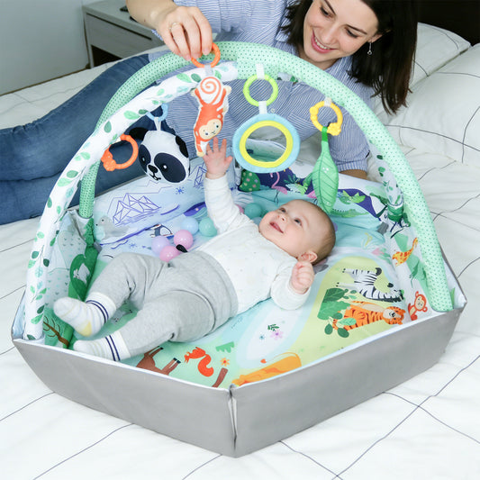 tapis deveil bebe maman joue hochet