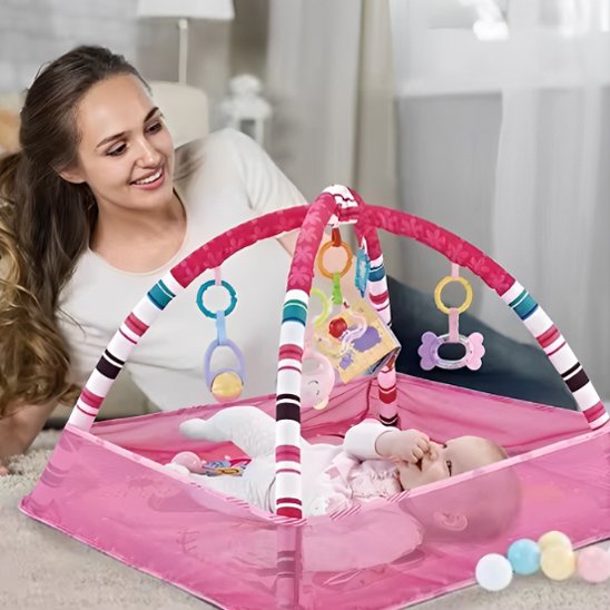 tapis d eveil maman regarde bebe jouer