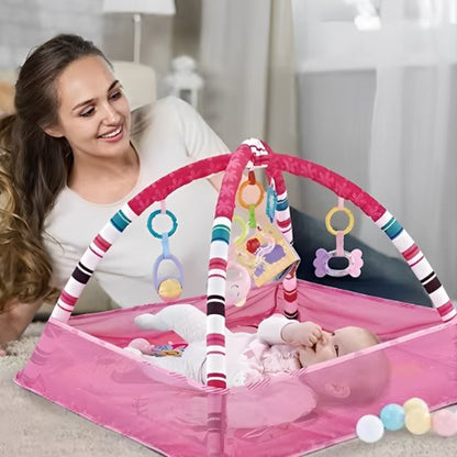 tapis d eveil maman regarde bebe jouer