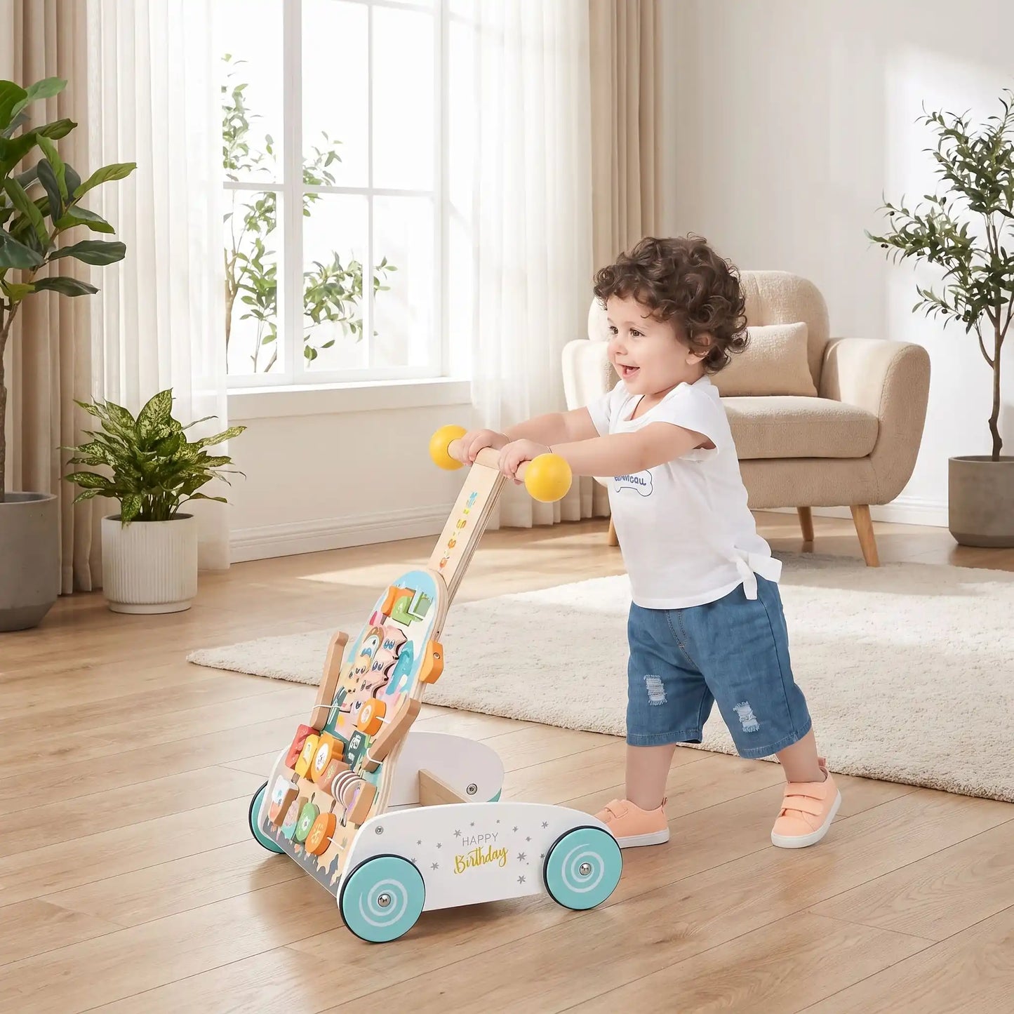 troteur bebe salon bebe joue debout